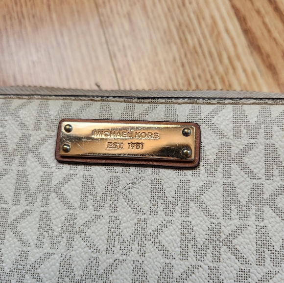 Michael Kors Wristlet - Picture 6 of 6